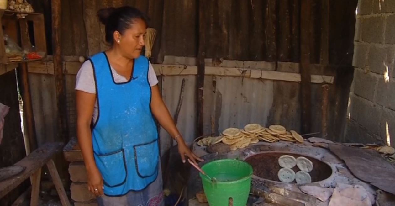 Mujeres de Juchitán reinician elaboración de totopos pese a hornos destruidos