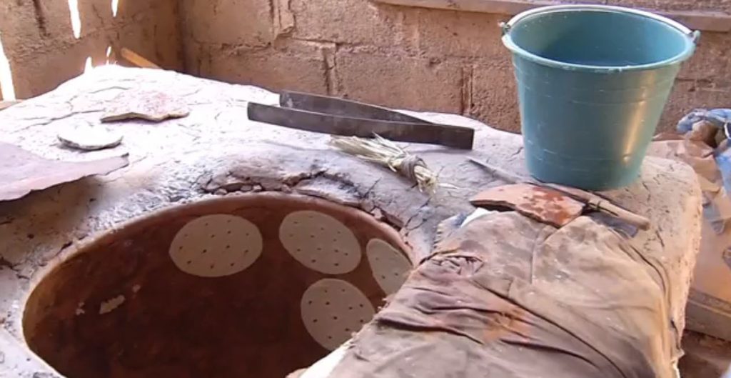 Mujeres de Juchitán reinician elaboración de totopos pese a hornos destruidos