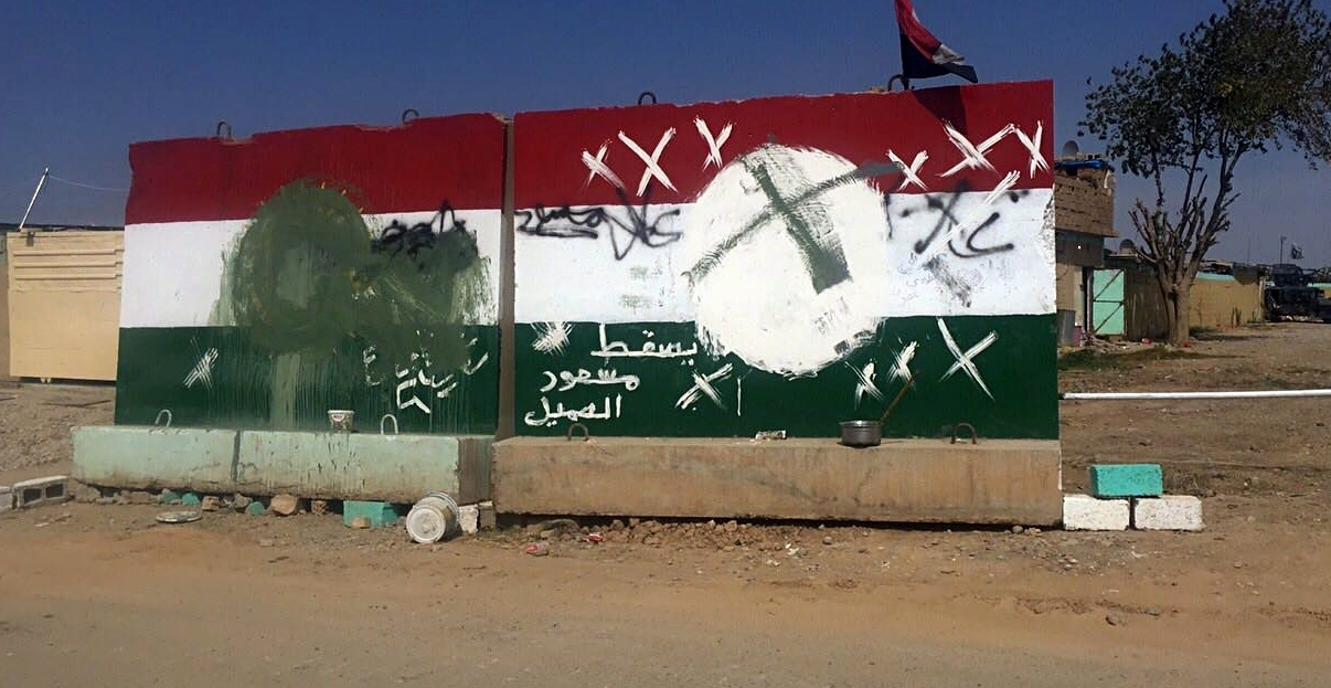 Muro con banderas kurdas profanadas