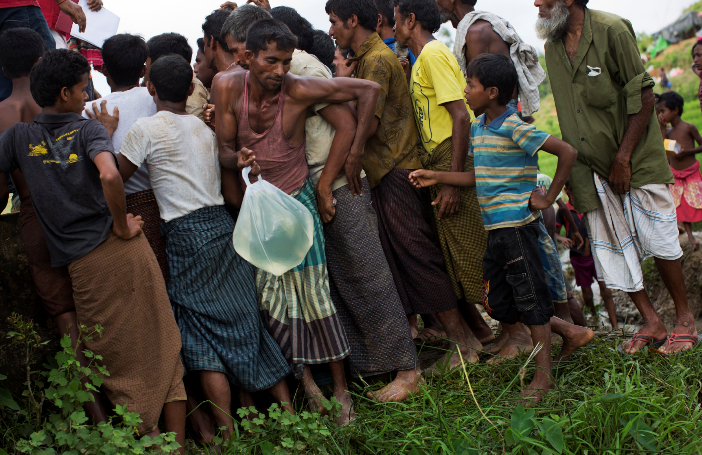 Musulmanes rohinyás se forma para recibir agua de Cruz Roja en Bangladesh