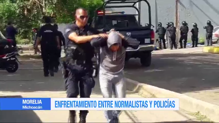 Normalistas se enfrentan con policías en Morelia
