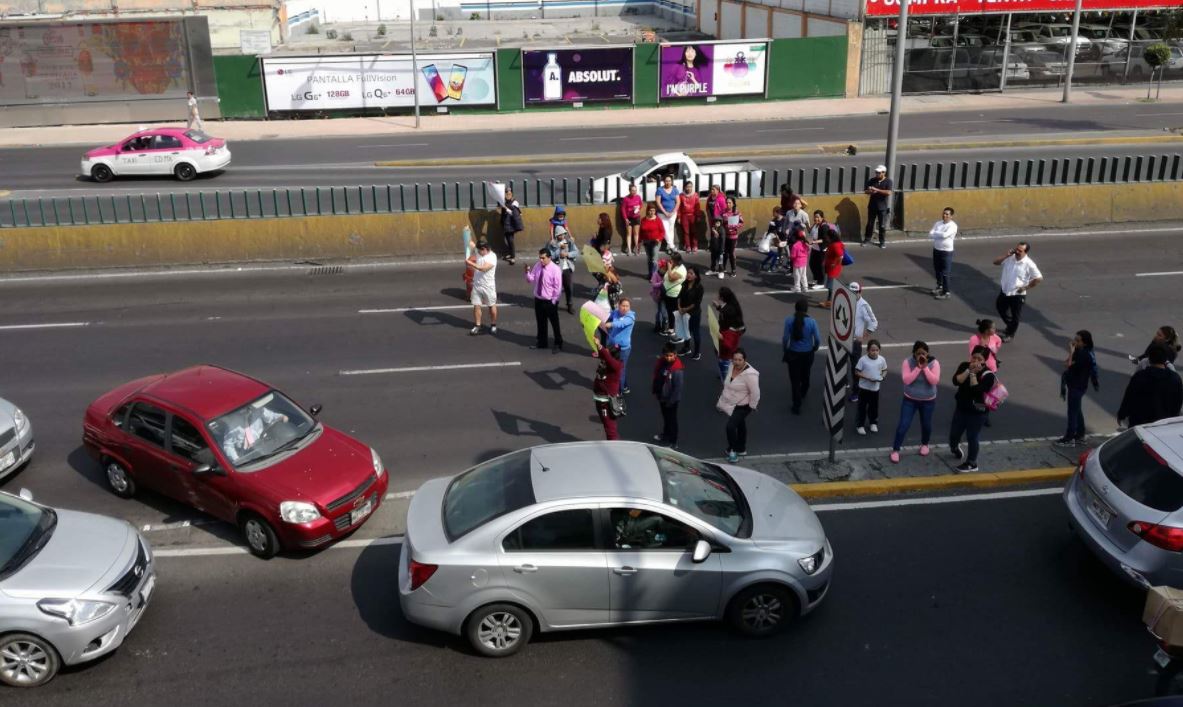 padres de familia bloquean avenida río san q¿joaquin en cdmx