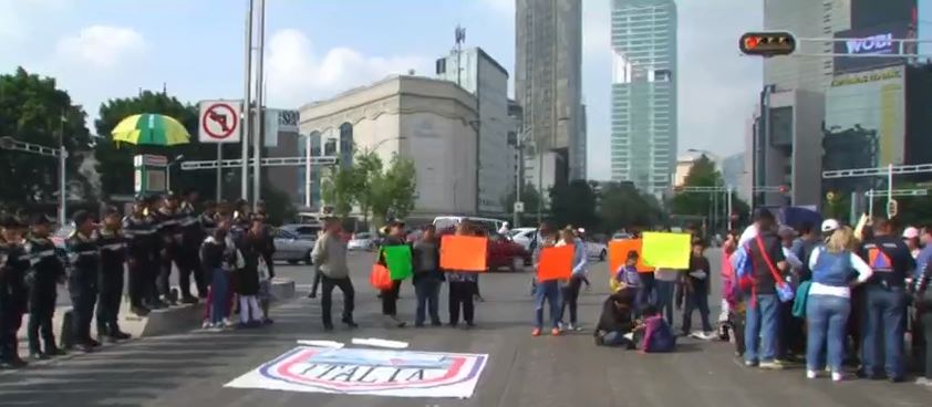 Padres de familia bloquean Paseo de la Reforma y avenida Hidalgo