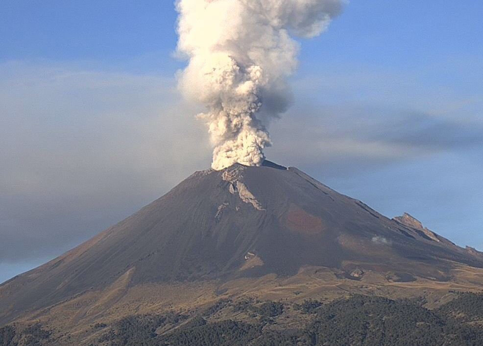 panoramica del volcán popocatepetl exhalaciones vapor
