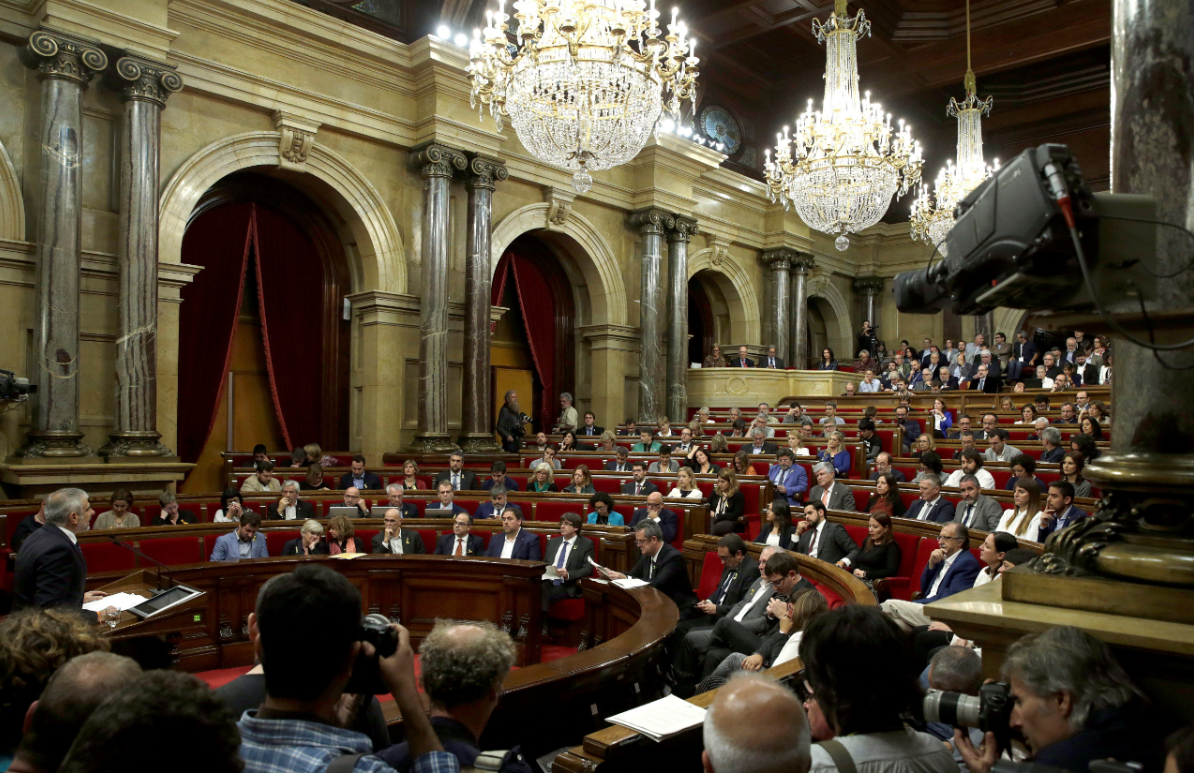 Parlamentarios catalanes en sesión; podrían declarar la independencia. (EFE)
