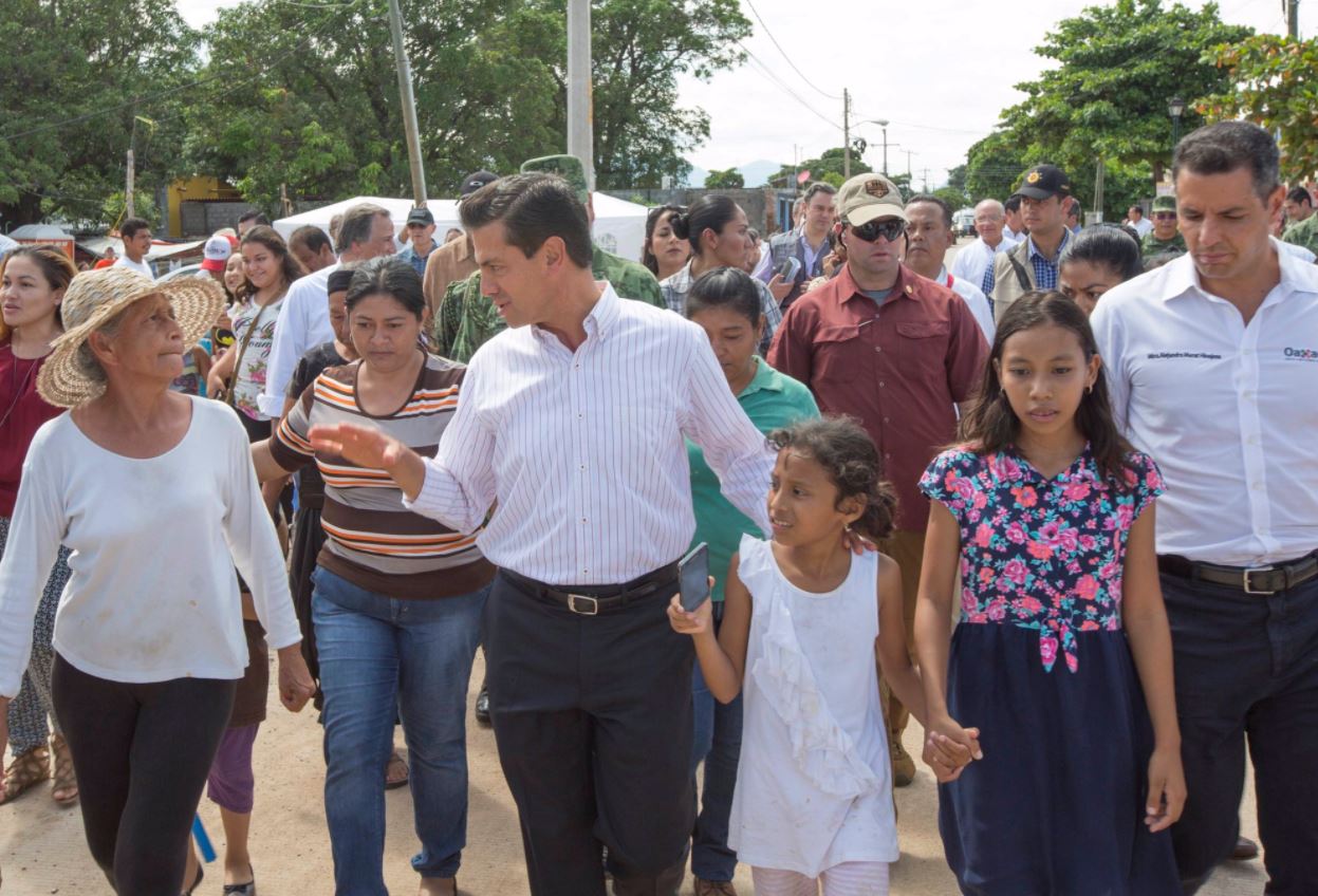 EPN entrega apoyos para el inicio de la reconstrucción en Oaxaca