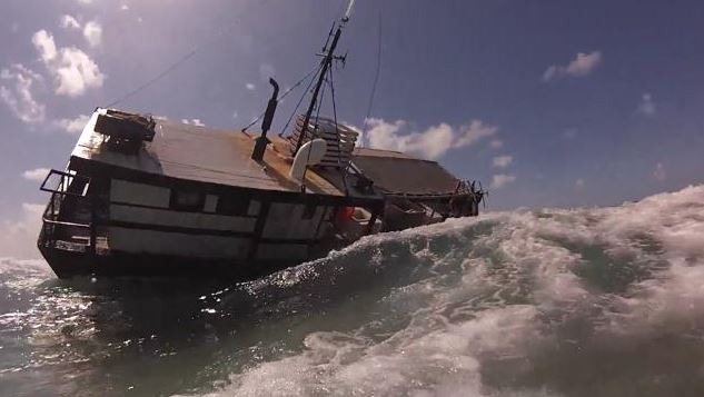 Barco pesquero encalla en zona de corales en Yucatán