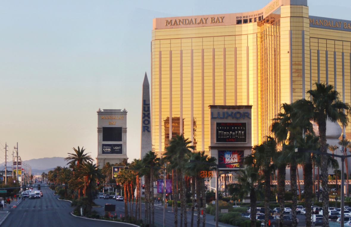 Policía Las Vegas bloquea calle afuera del hotel Mandalay Bay tras tiroteo