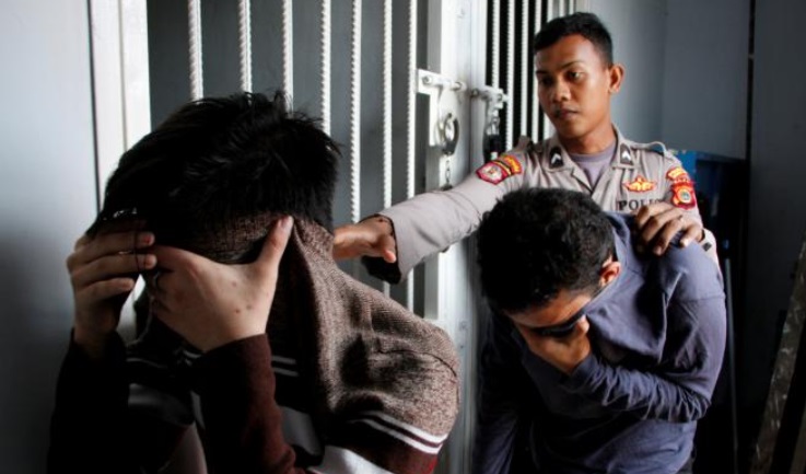 Arrestan a 58 hombres en un sauna gay en Yakarta