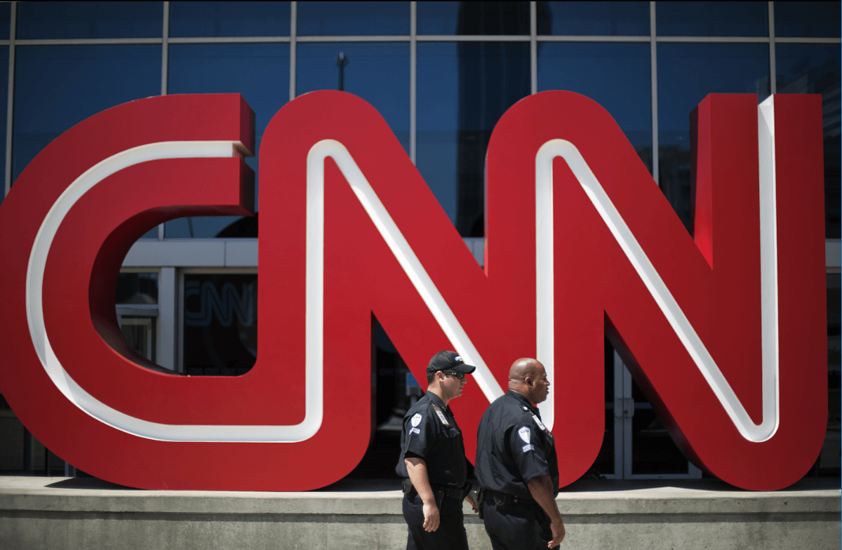 Policías caminan frente al edificio de CNN, en Atlanta