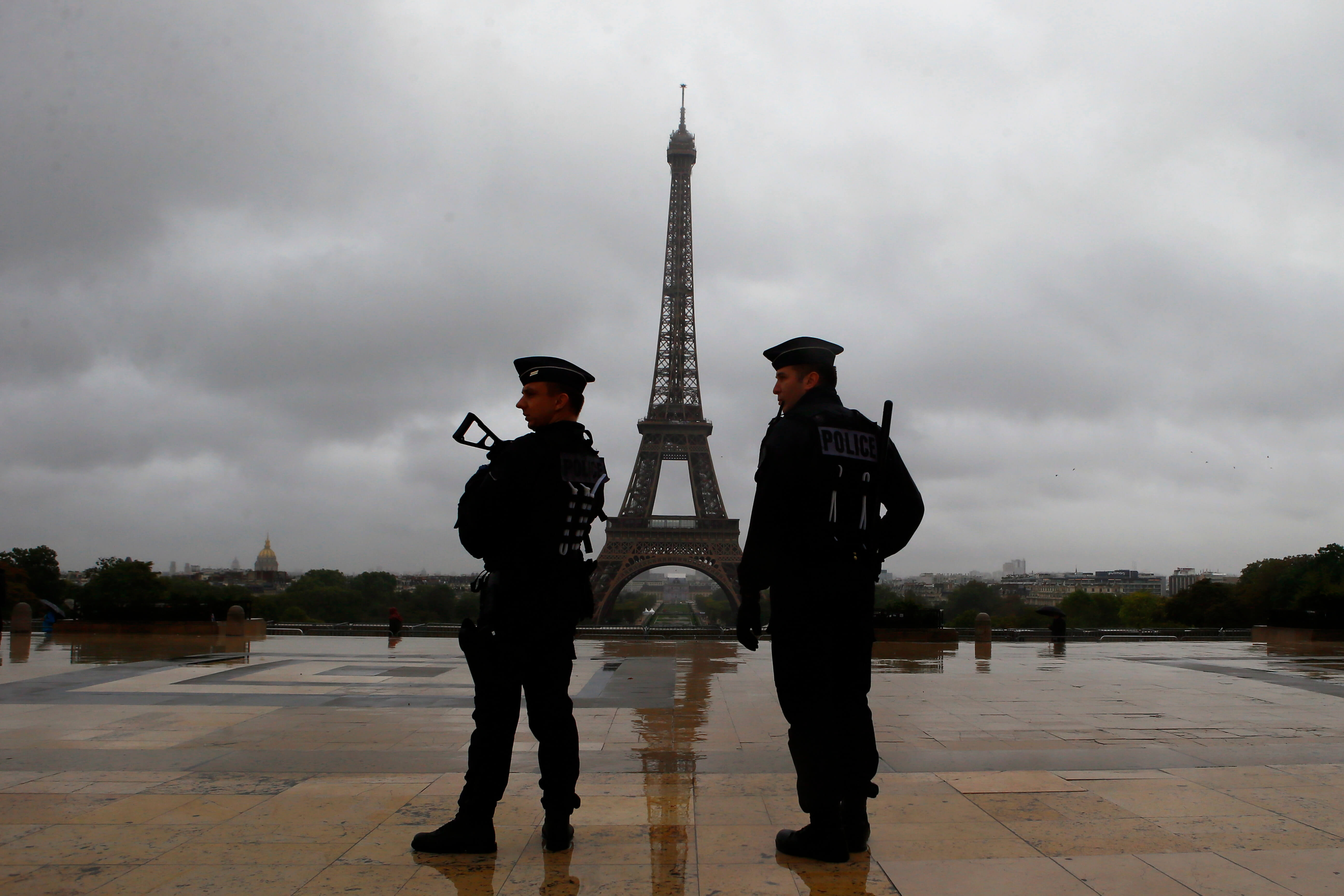 Policías en inmediaciones de la Torre Eiffel, en París