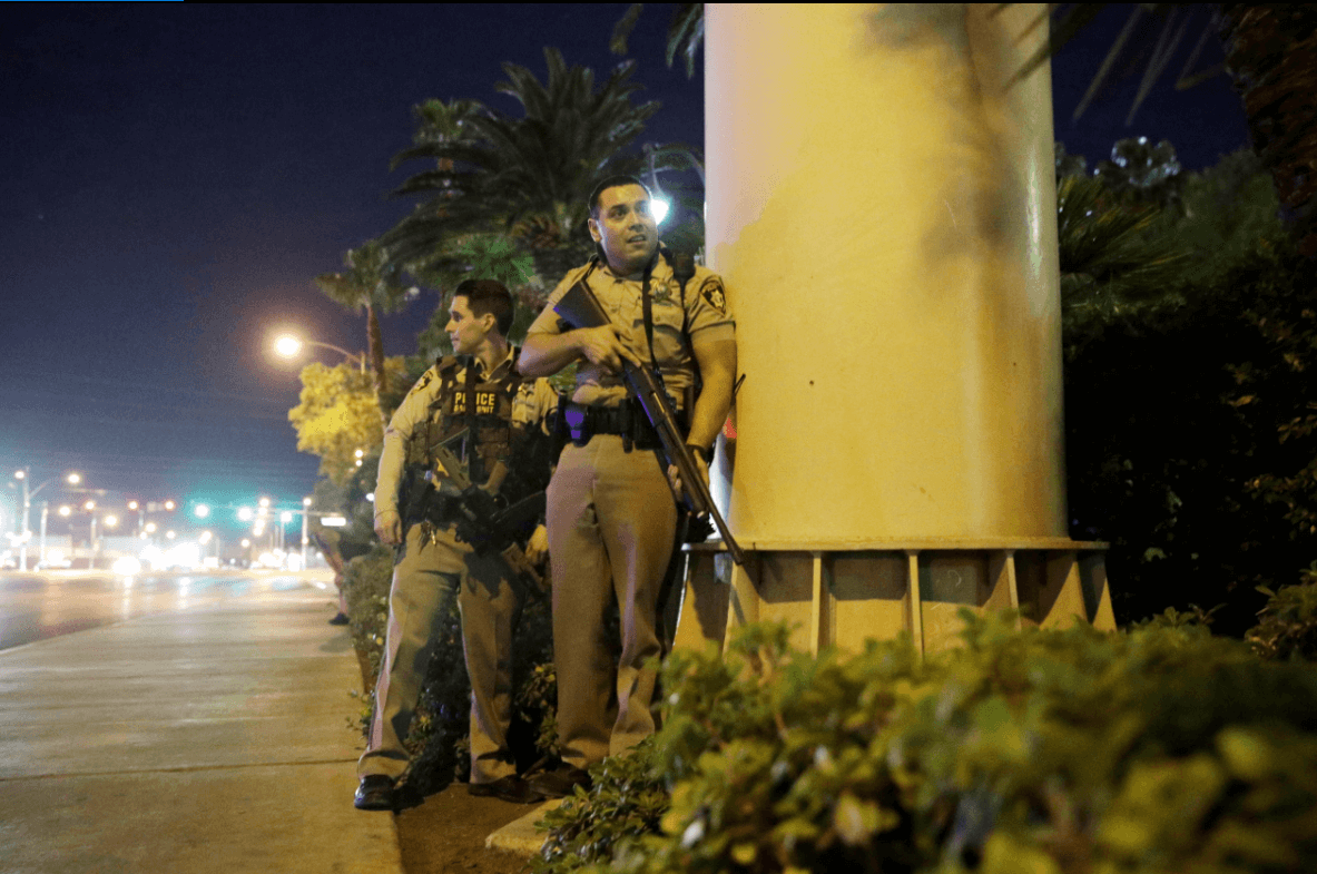 Policías en la zona del tiroteo en Las Vegas