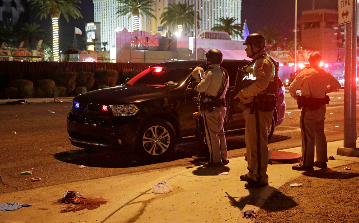 Policías revisan camioneta en Las Vegas tras masacre desde el Mandalay Bay