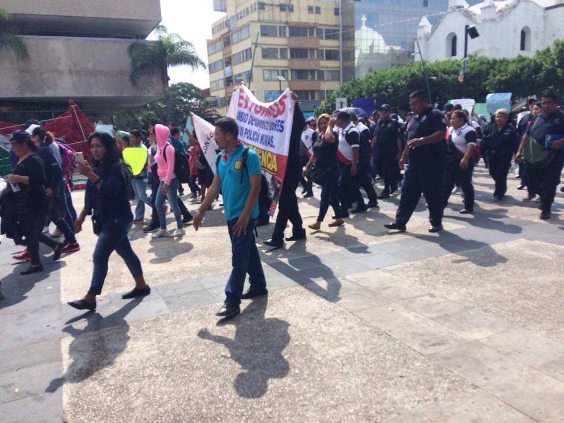 Marchan policías en Tuxtla Gutiérrez, Chiapas