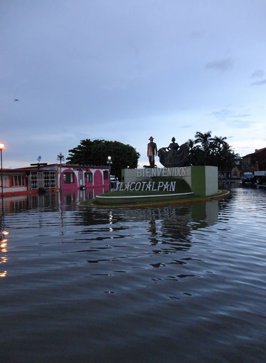 Por desborde de ríos continúan afectados los municipios de Tlacotalpan y Minatitlán