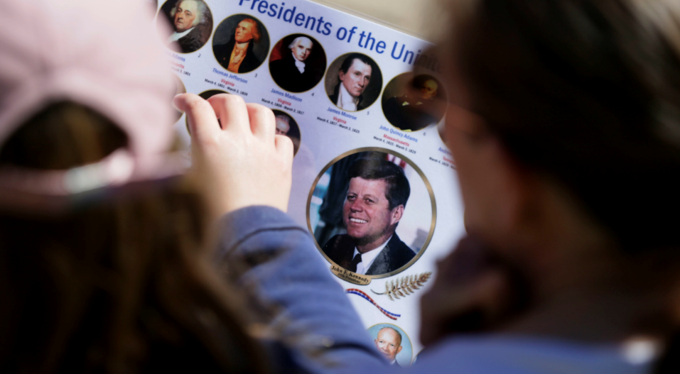 Poster con imágenes de los presidentes de Estados Unidos con JFK