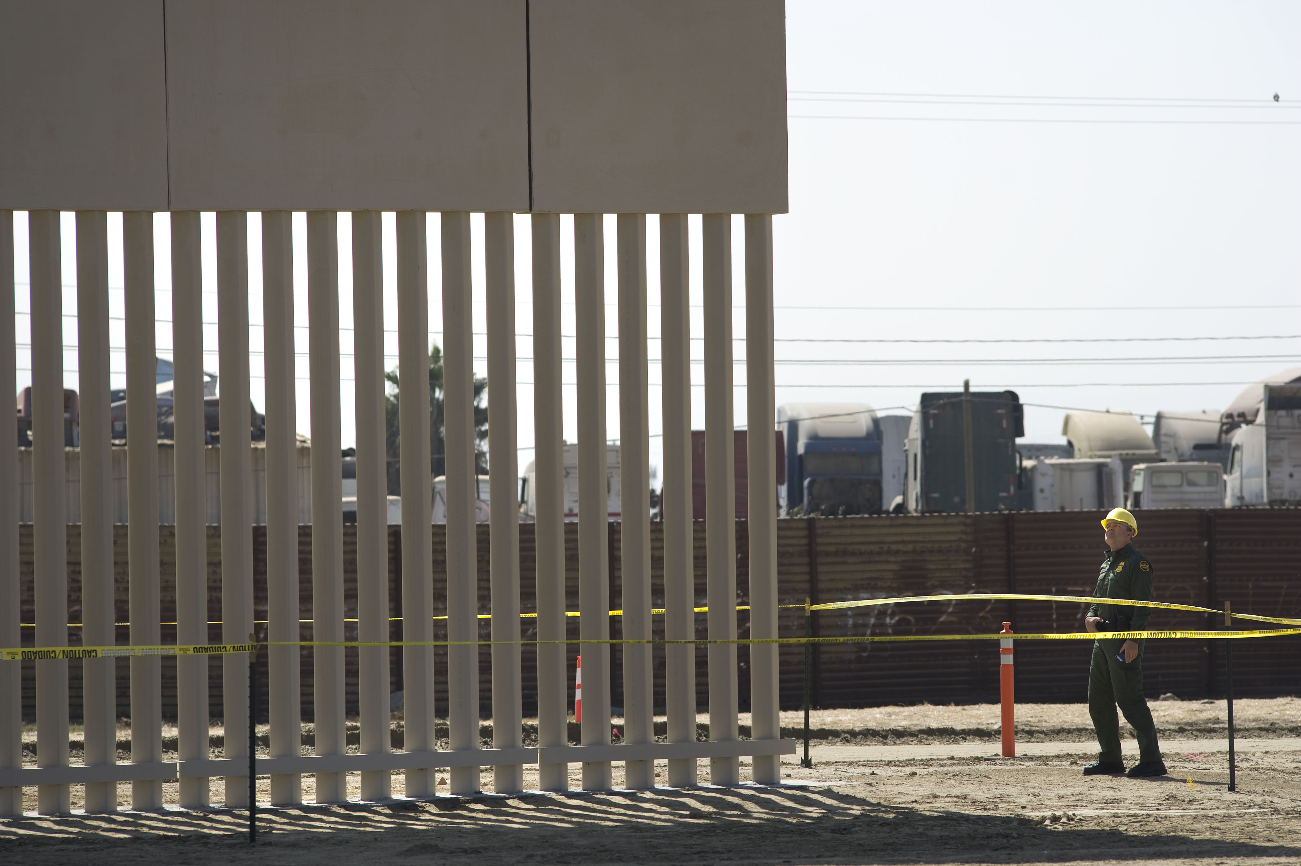 Avanza construcción de prototipos del muro fronterizo en California 