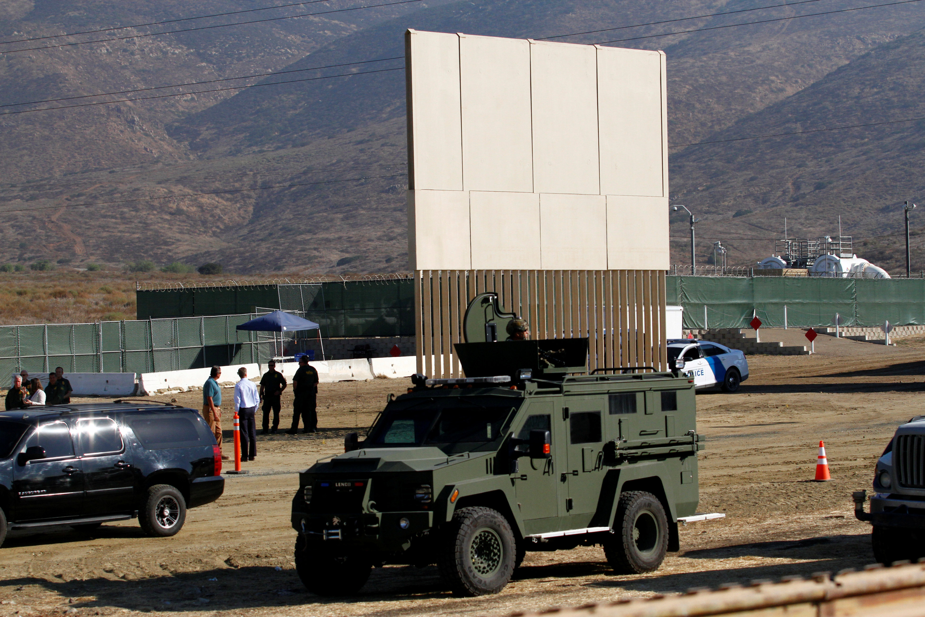 Altura de prototipos del muro fronterizo los hace impenetrables, informa AP