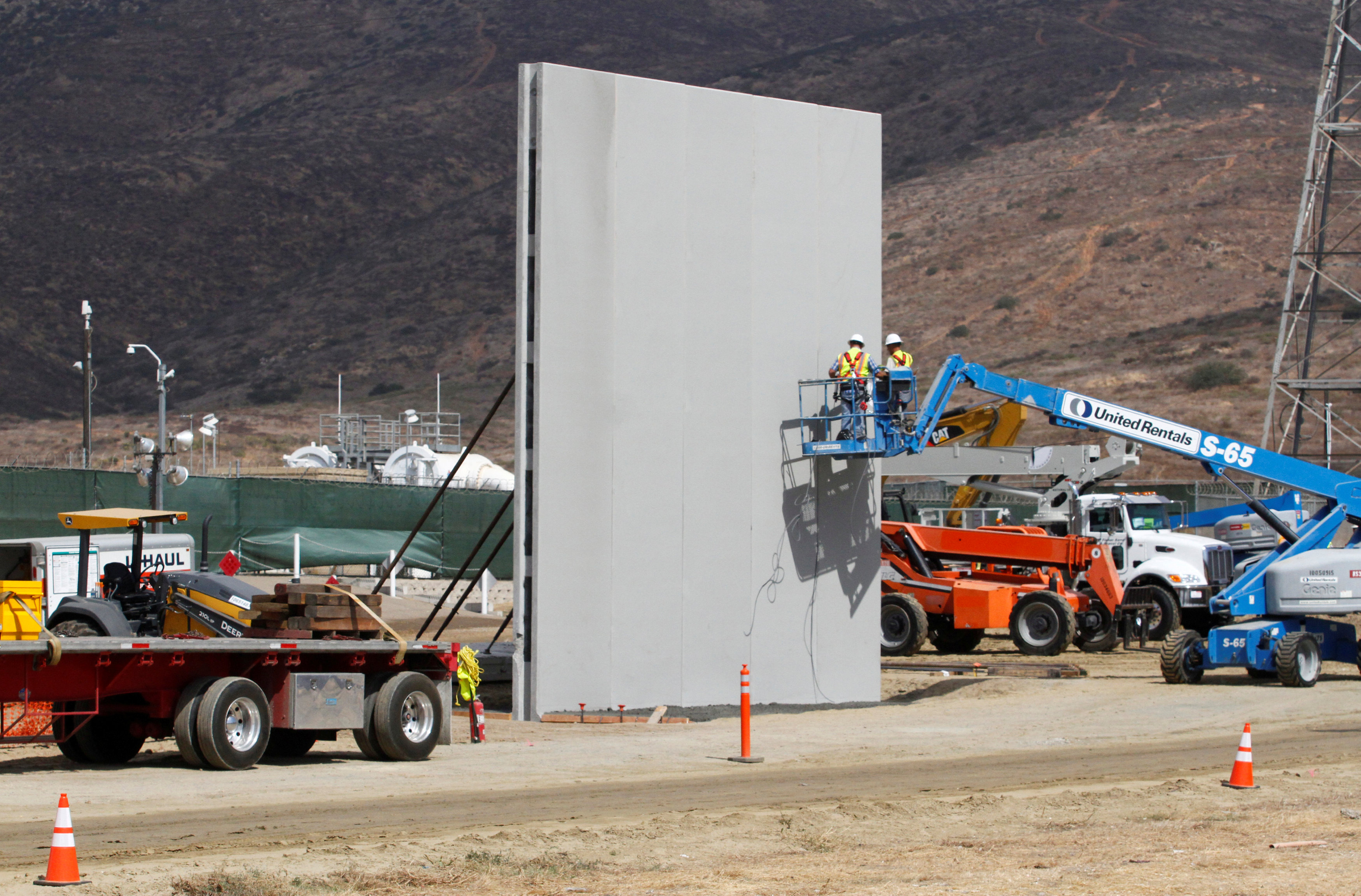 Prototipos muro fronterizo Trump toman forma San Diego
