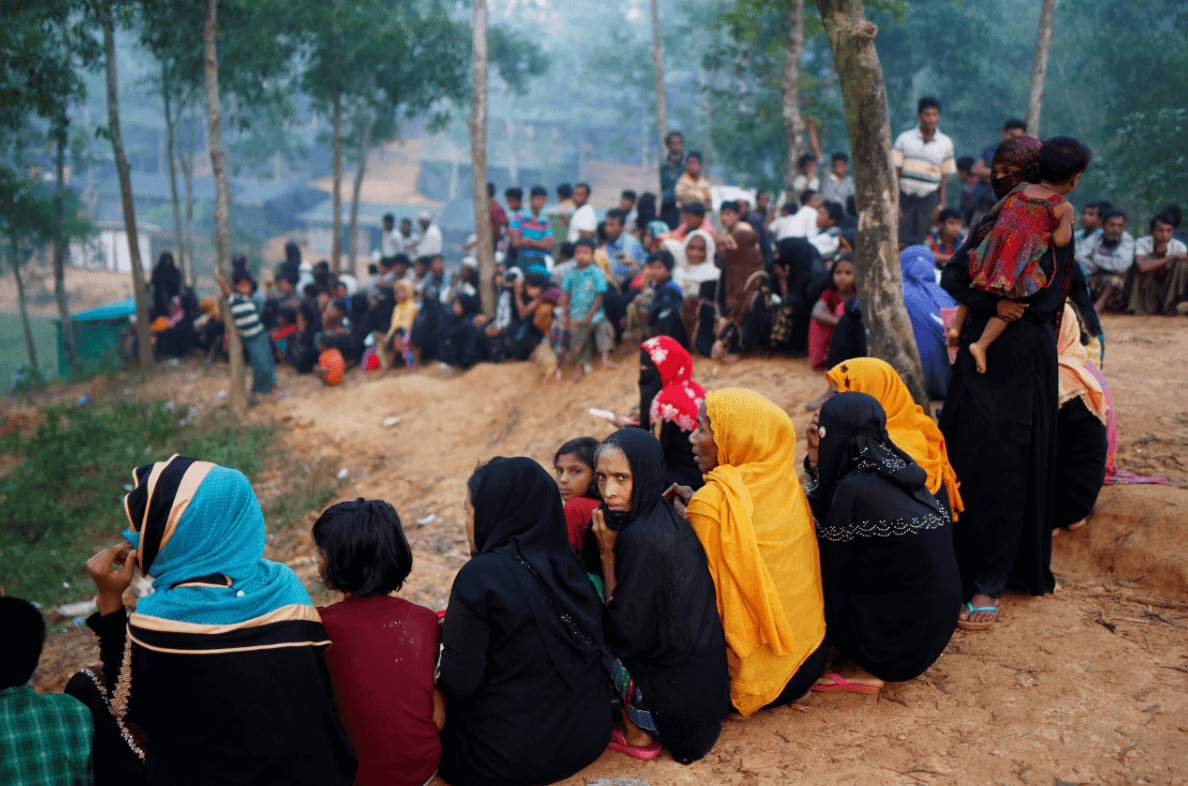 Refugiados rohinyás esperan ayuda humanitaria en Bangladesh
