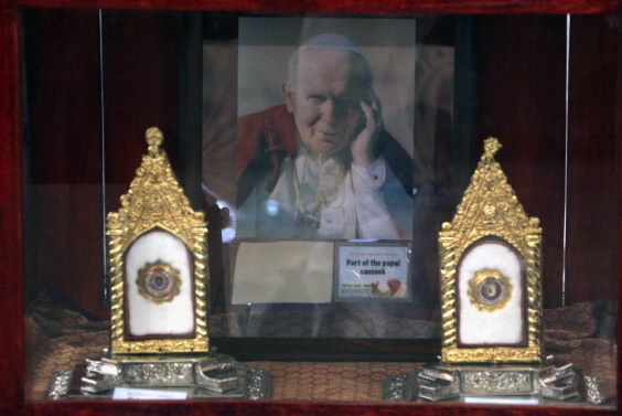 Roban reliquias con la sangre del papa Juan Pablo II, en el santuario Montecastello, Italia