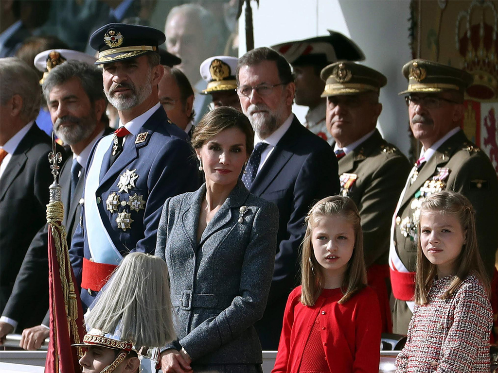 Los reyes de España y sus hijas, y Rajoy, presencian desfile