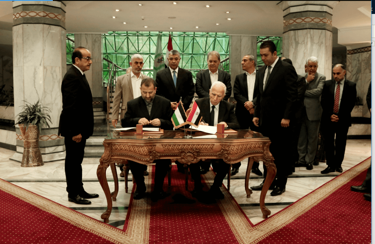 Rivales palestinos Al Fatah y Hamas firman acuerdo de reconciliación