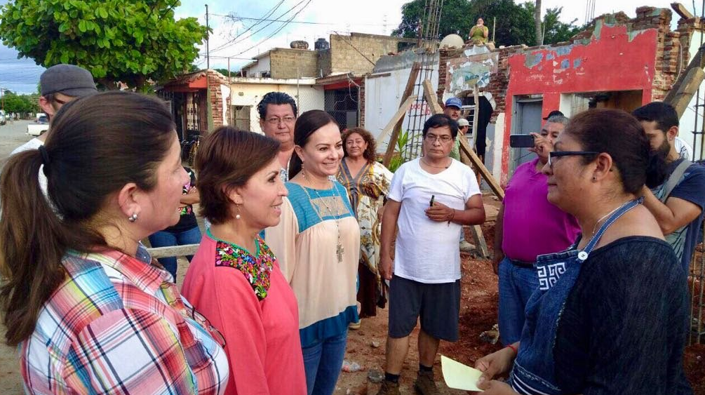 Rosario Robles se reúne con damnificados del sismo en Oaxaca
