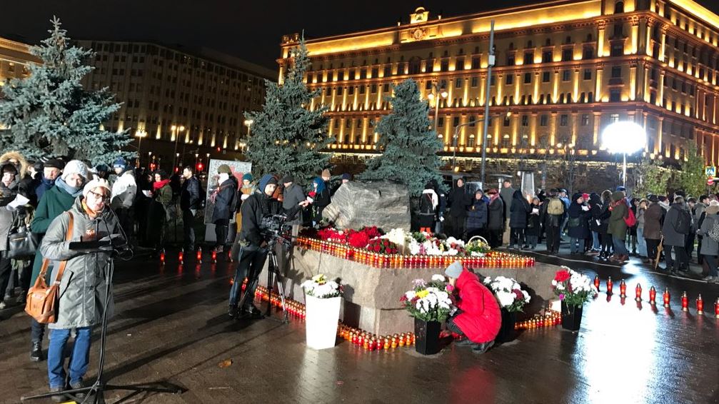 Rusos recuerdan a las víctimas purgas estalinistas frente a la sede del KGB