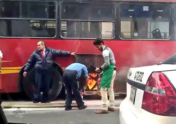 Se incendia Metrobús en Insurgentes Sur