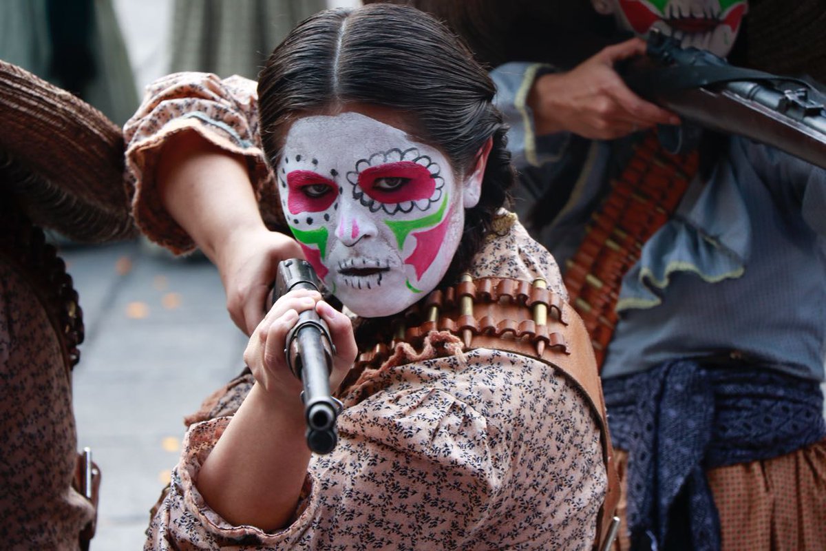 Realizan desfile del Día de Muertos en la Ciudad de México