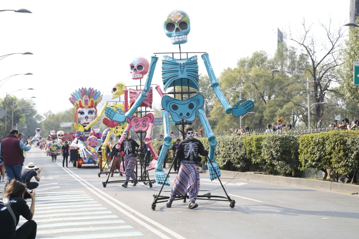 Realizan desfile del Día de Muertos en la Ciudad de México