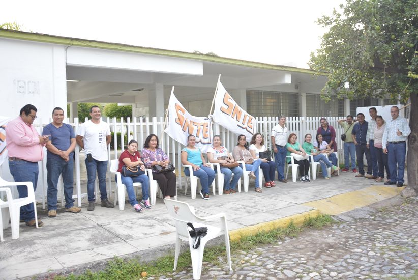 Integrantes del SNTE toman instalaciones educativas en Colima