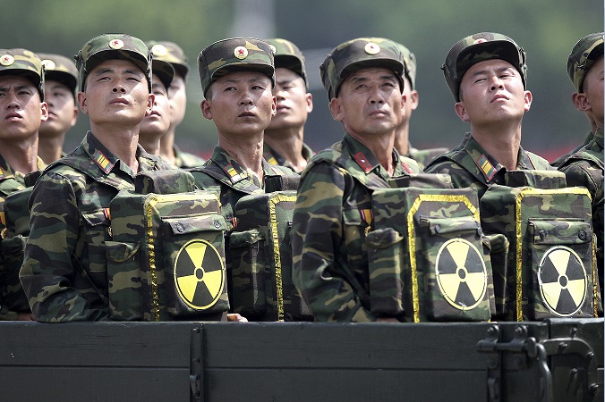 Soldados norcoreanos portan un emblema de radiactividad