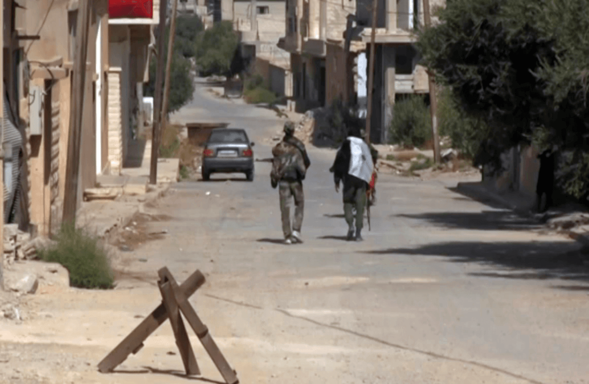 Soldados sirios caminan en una de las calles de Al Qariatain