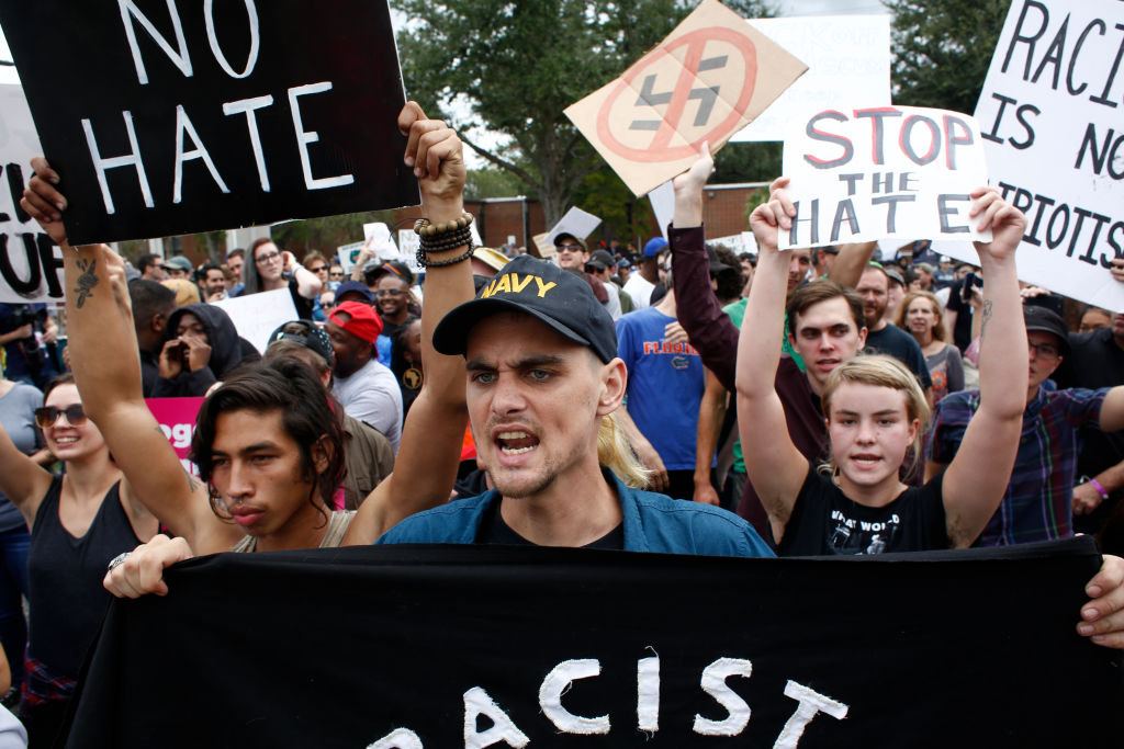 Manifestantes callan supremacista blanco universidad Estados Unidos