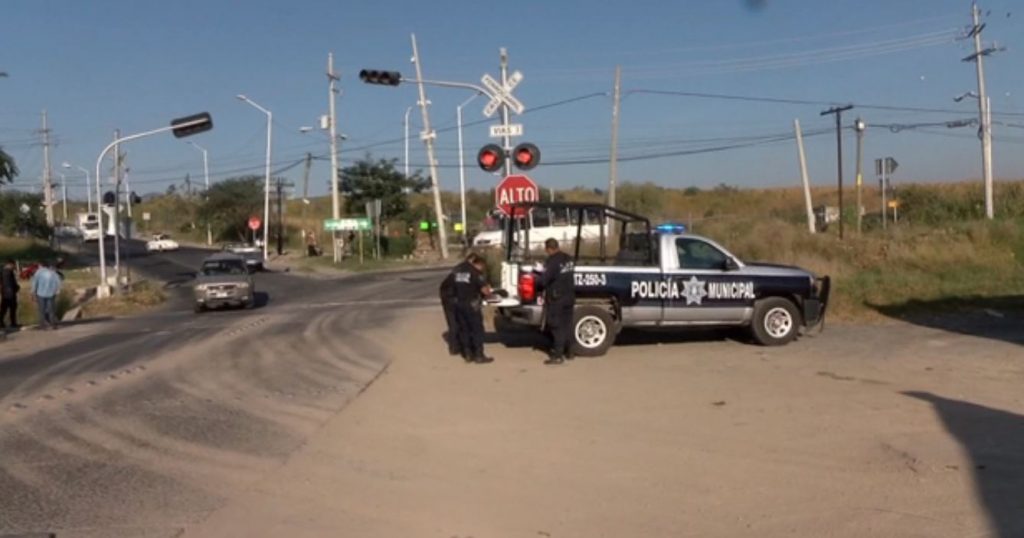 Taxi se descompone sobre vías del tren y mujer muere arrollada en Jalisco