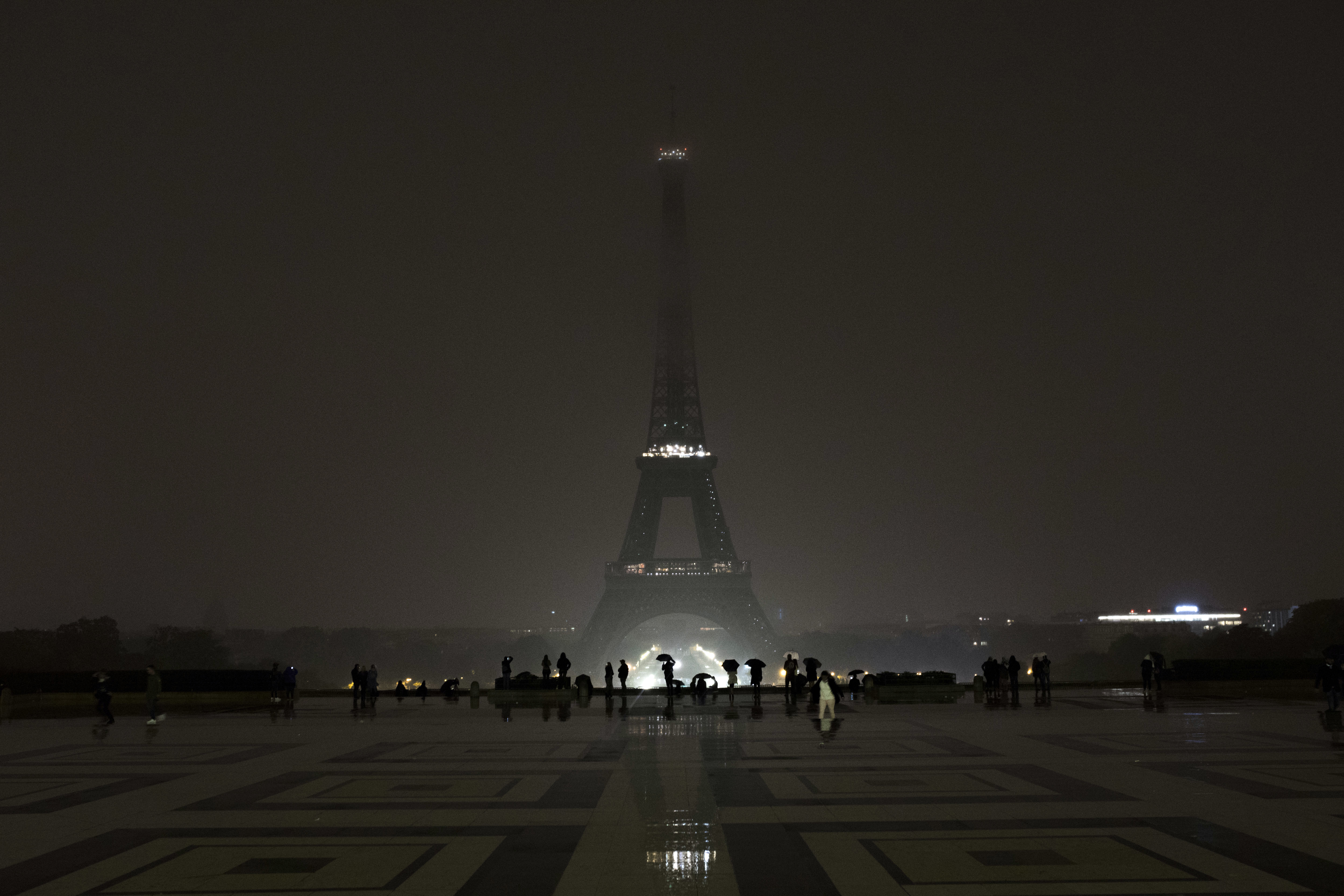 Torre Eiffel apaga luces homenaje víctimas tiroteo Las Vegas