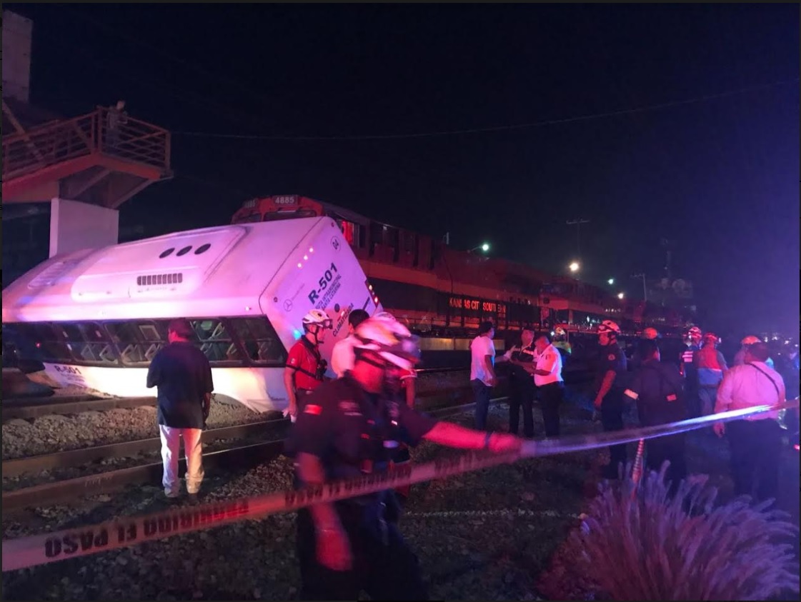 Tren embiste camión de pasajeros en NL; deja 9 lesionados