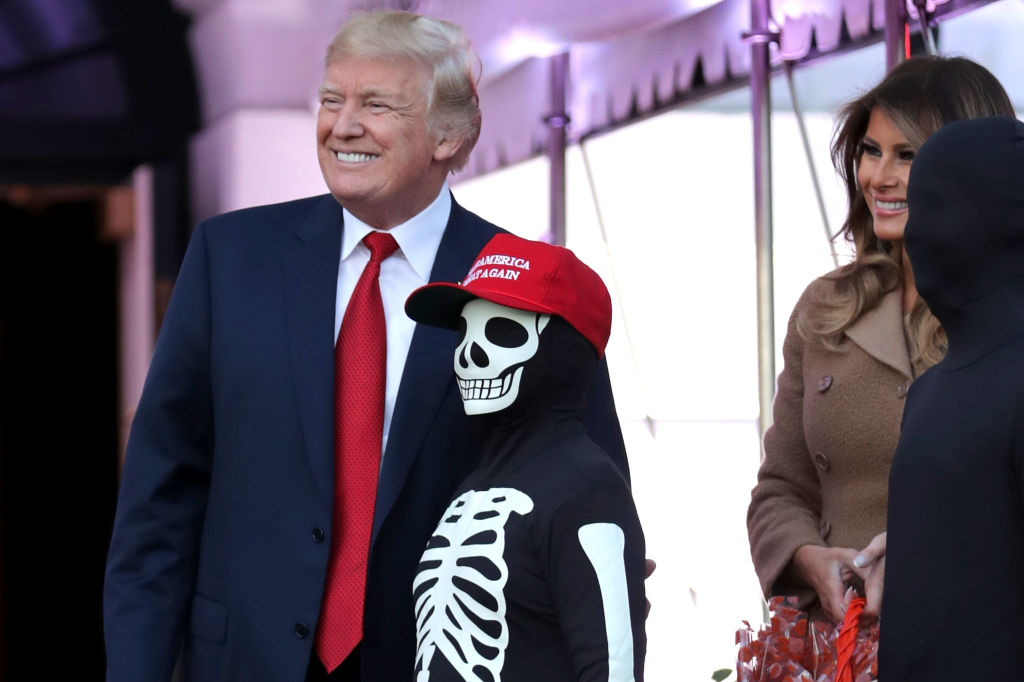 Trump festeja Halloween repartiendo dulces Casa Blanca