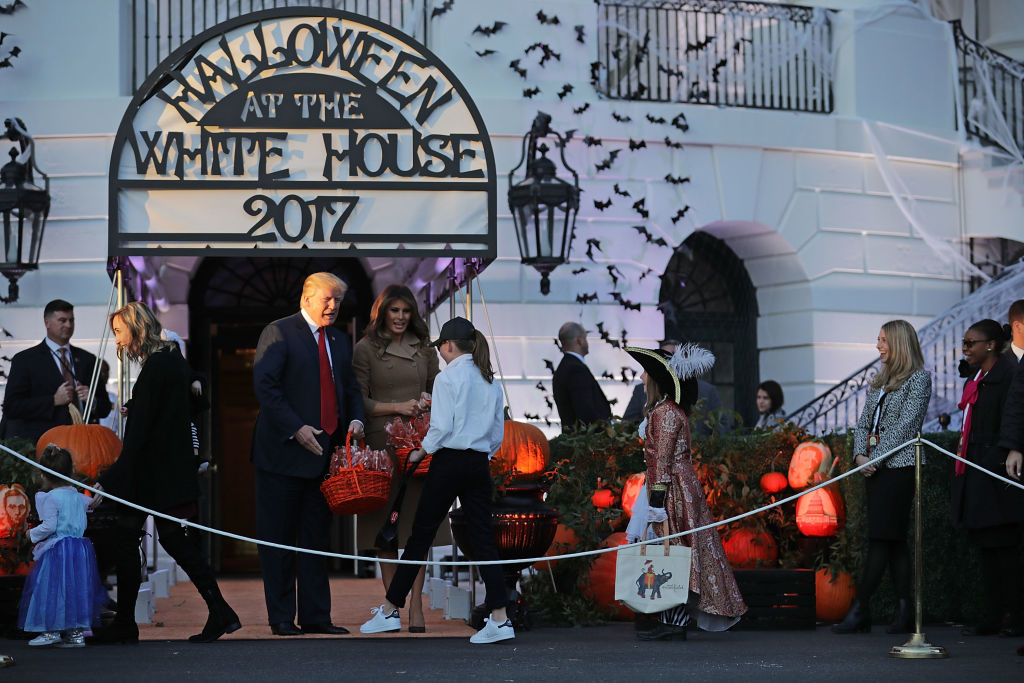 Trump festeja Halloween repartiendo dulces Casa Blanca