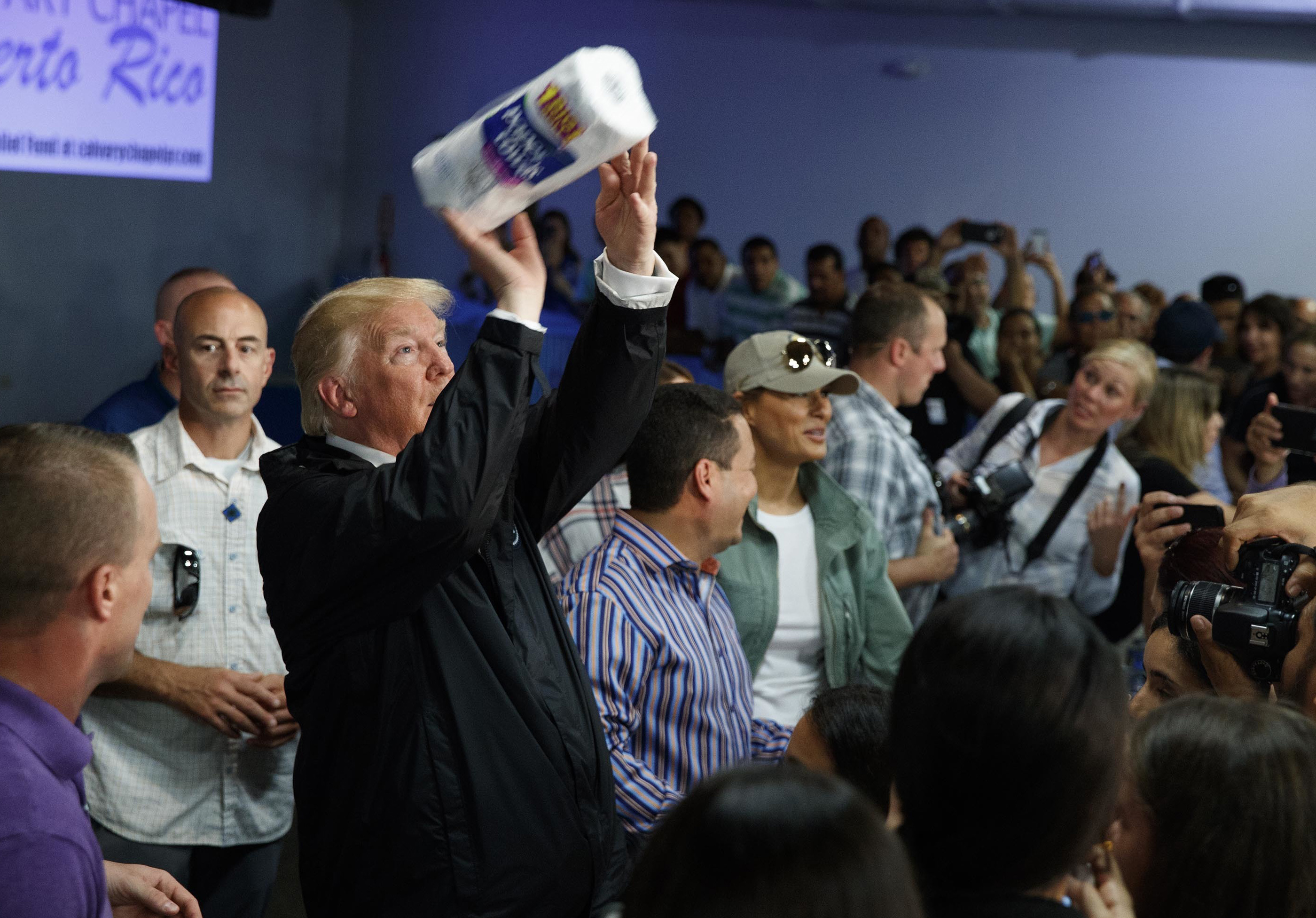 Trump lanza papel higiénico damnificados huracanes Puerto Rico