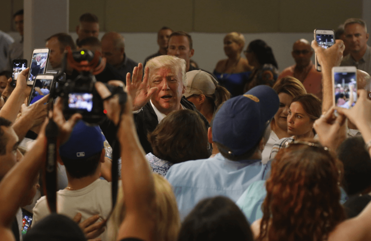 Trump saluda a un grupo de personas durante su visita a Puerto Rico