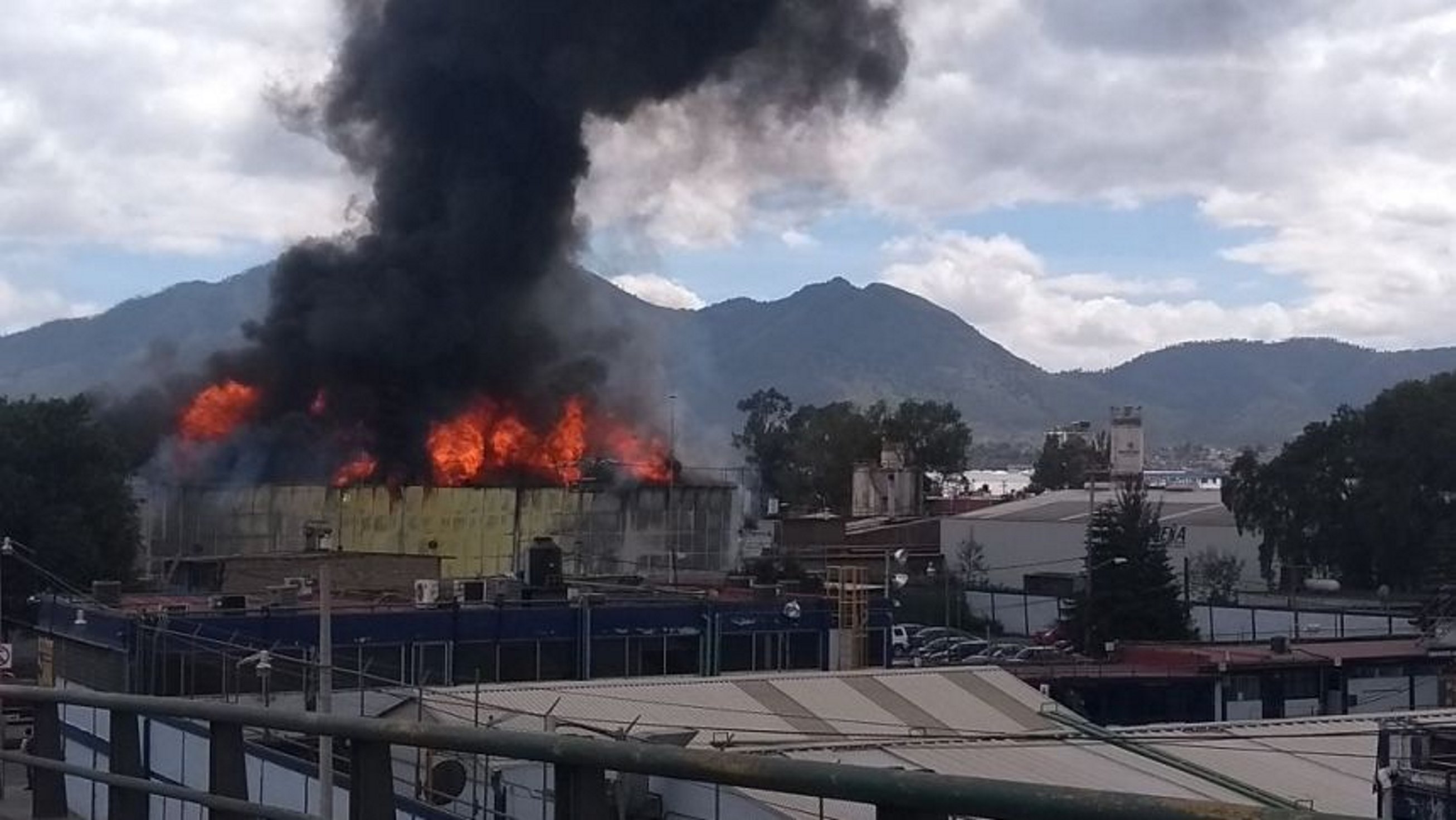 Incendio en Tutitlán deja un lesionado y 34 desalojados
