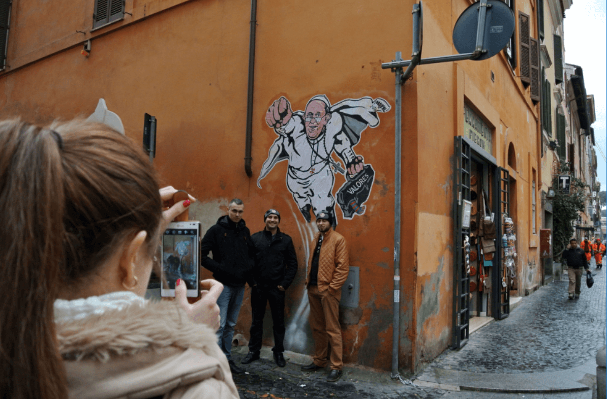 Turistas aprovecharon la ocasión y se tomaron fotos frente al grafiti