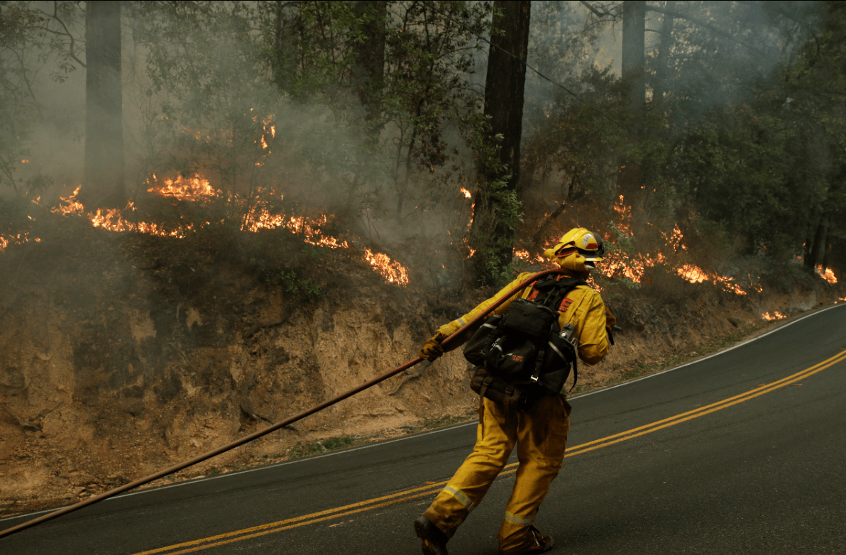 Un bombero lucha contra el fuego en California
