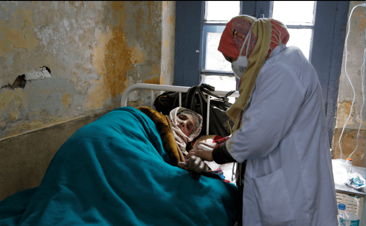 Un enfermo de tuberculosis es atendido en un hospital