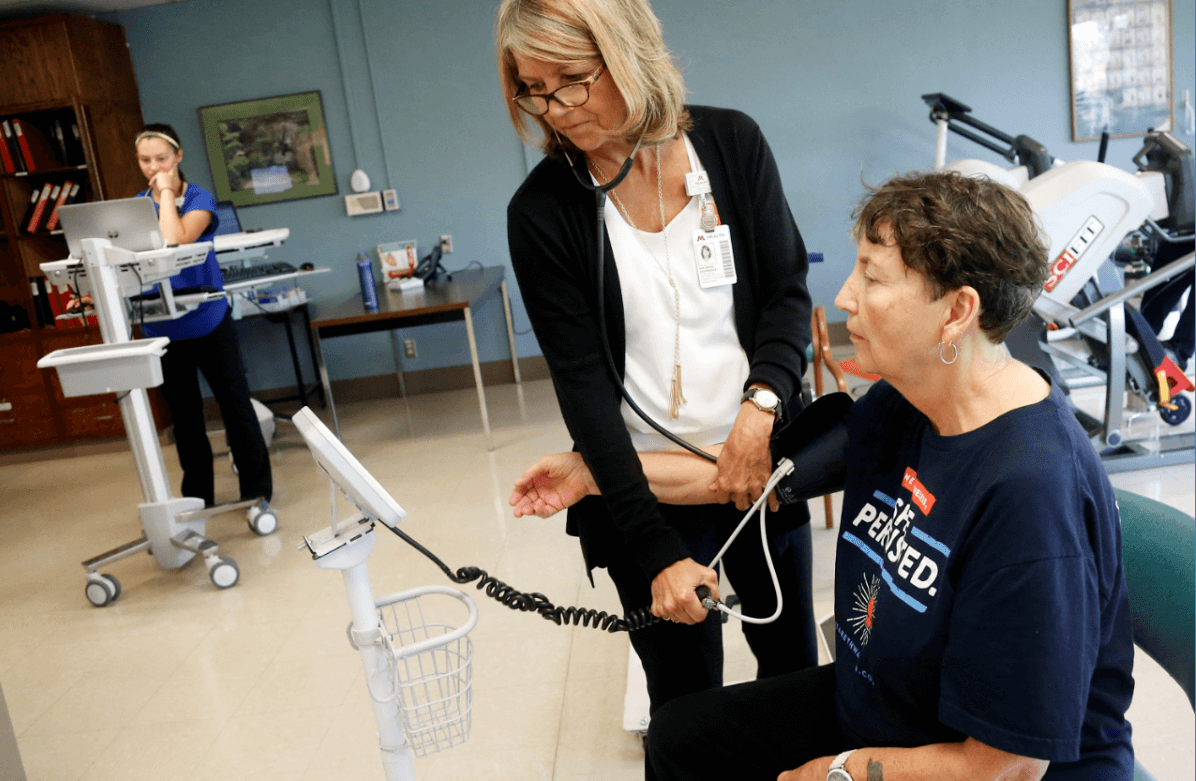 Una mujer recibe atención médica en un hospital de EU