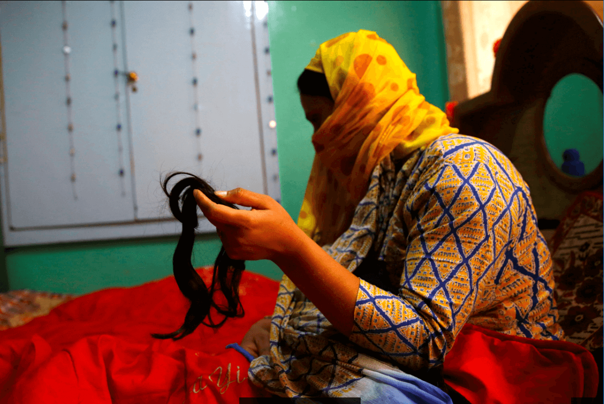 Una musulmana sostiene un mechón de su pelo en Cachemira India