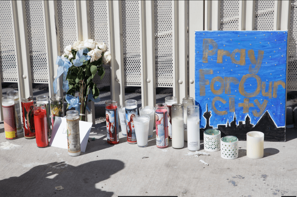 Velas y flores en honor a las víctimas en Las Vegas